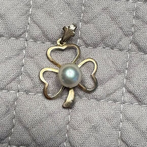 Gold Tone Shamrock Clover Pendant w Pearl Accent – Vintage Charm - Picture 2 of 5